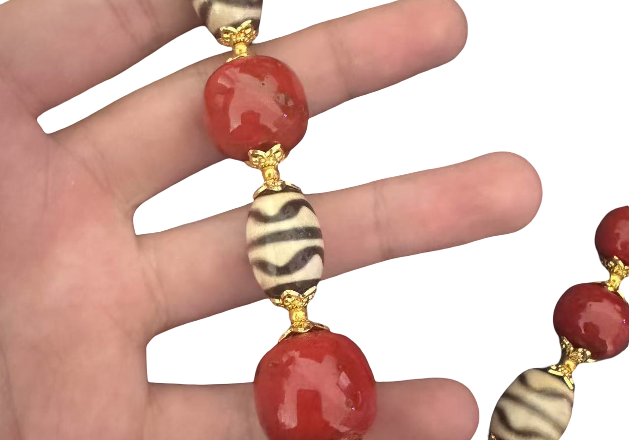 Details für Tibetische Halskette mit Dzi-Stein & Koralle – Handgefertigt ansehen Tibetische Halskette mit Dzi-Stein & Koralle