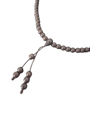 Handgefertigte Gebetskette aus schwarzem Adlerholz mit 108 Perlen für Meditation und spirituelle Rituale.
