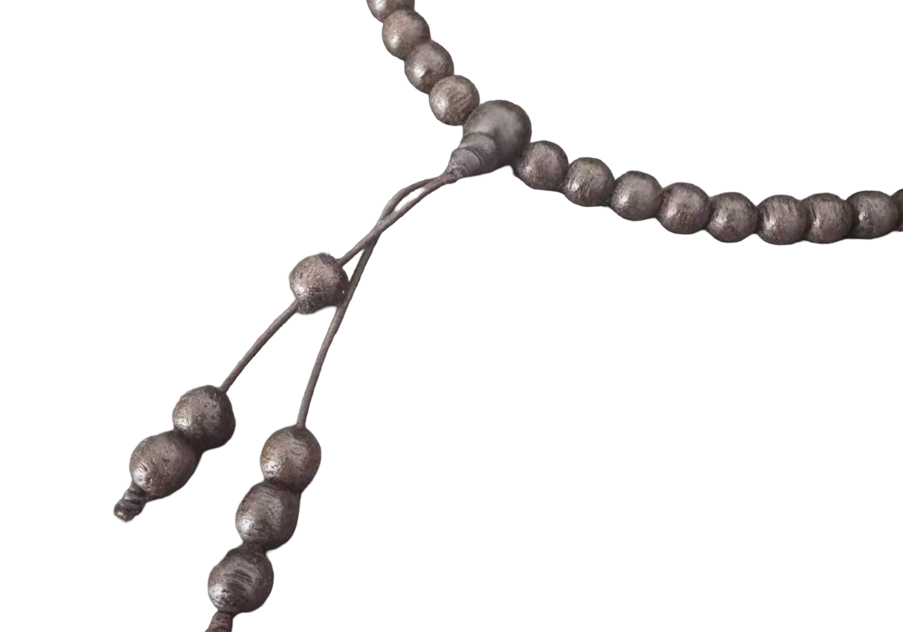 Handgefertigte Gebetskette aus schwarzem Adlerholz mit 108 Perlen für Meditation und spirituelle Rituale.