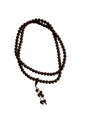 Handgefertigte Gebetskette aus schwarzem Adlerholz mit 108 Perlen für Meditation und spirituelle Rituale.