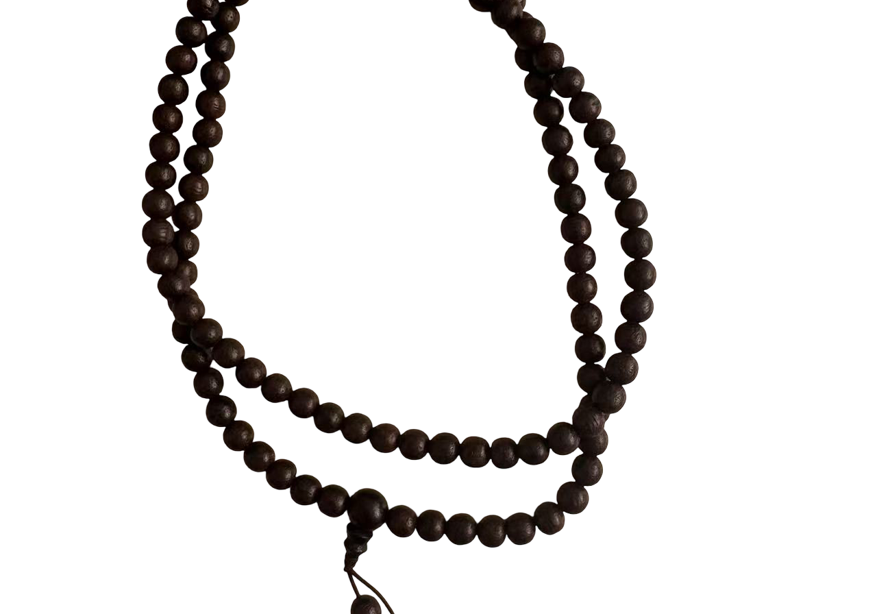 Handgefertigte Gebetskette aus schwarzem Adlerholz mit 108 Perlen für Meditation und spirituelle Rituale.