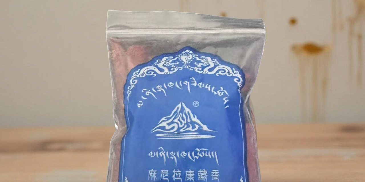 Tibetische Räucherstäbchen in blauer Verpackung auf einem Holztisch, ideal für Meditation und Yoga.