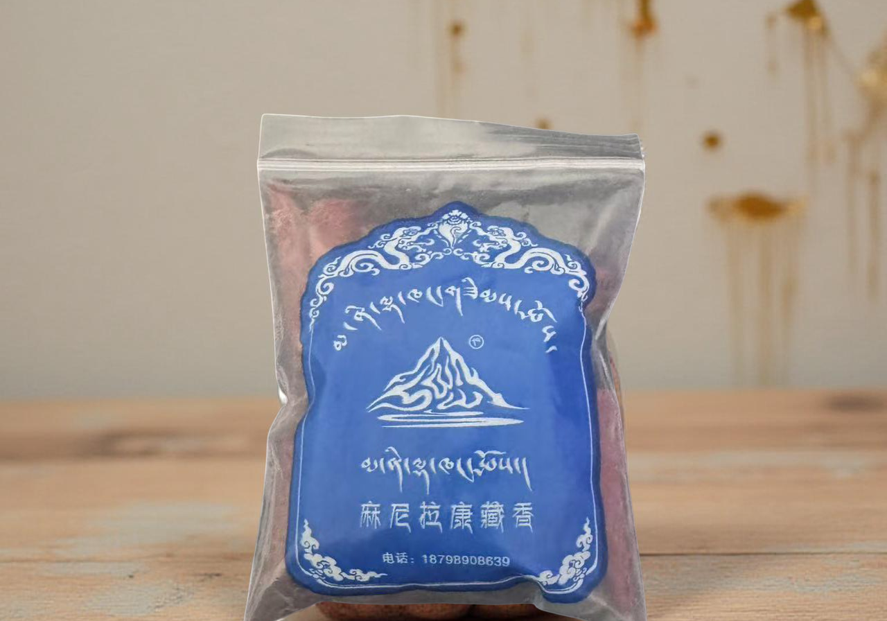 Tibetische Räucherstäbchen in blauer Verpackung auf einem Holztisch, ideal für Meditation und Yoga.