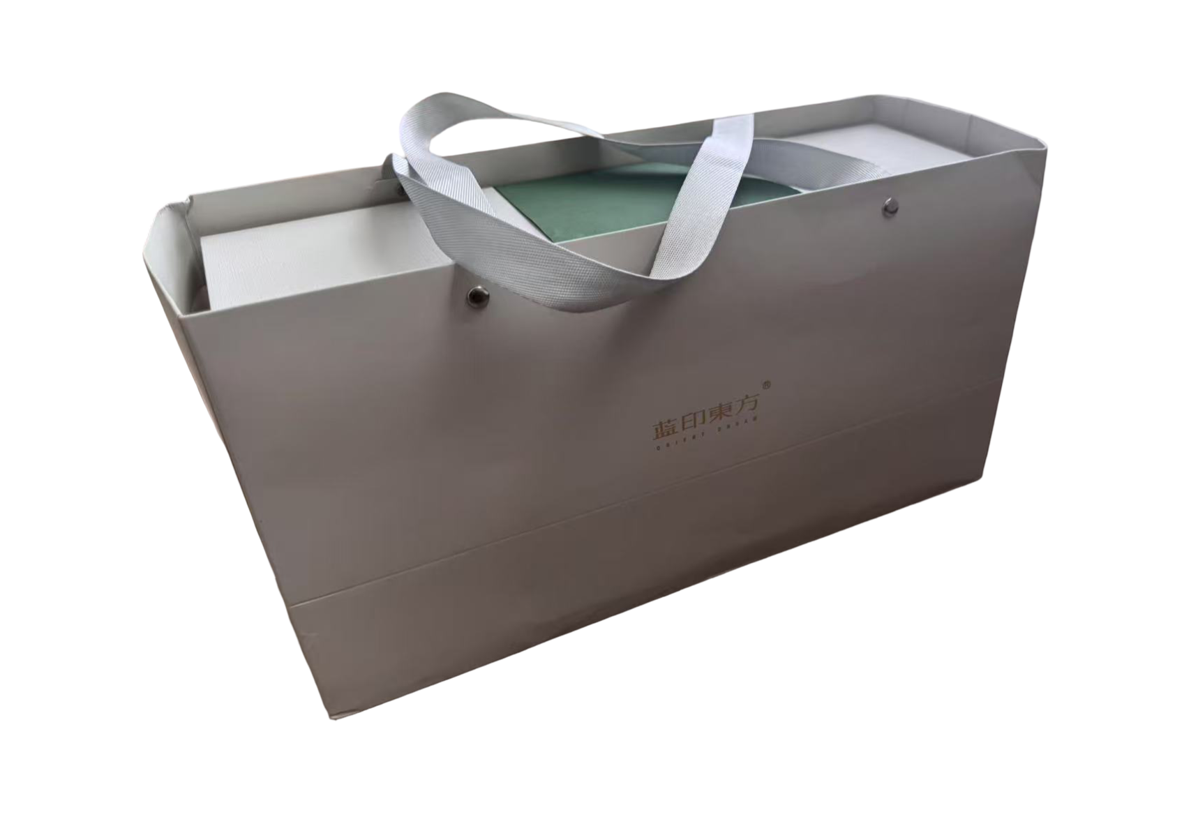 Elegante Verpackung eines traditionellen Teesets für Teezeremonien, mit Tragegriff und stilvollem Design.