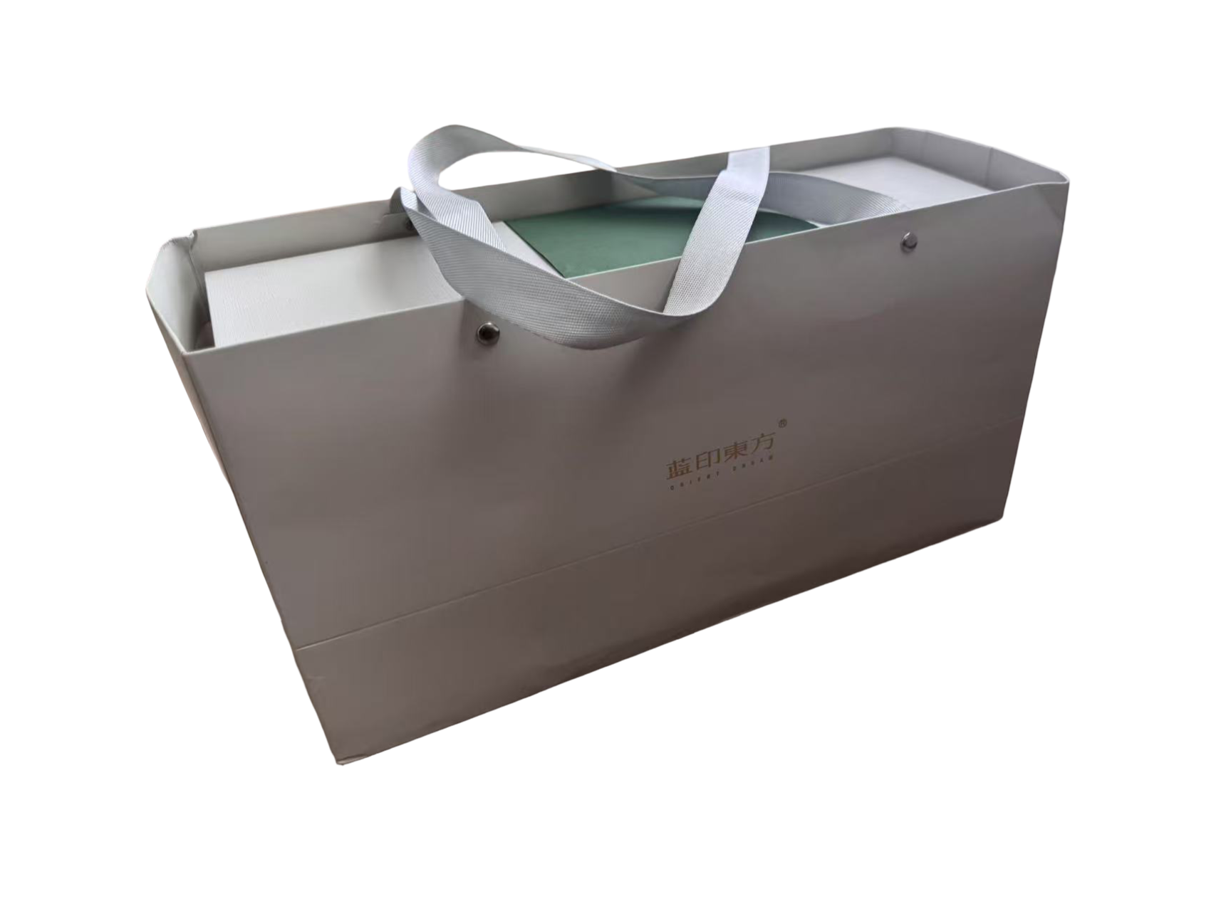 Elegante Verpackung eines traditionellen Teesets für Teezeremonien, mit Tragegriff und stilvollem Design.