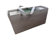 Elegante Verpackung eines traditionellen Teesets für Teezeremonien, mit Tragegriff und stilvollem Design.