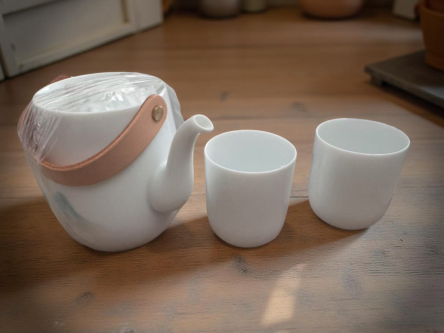 Traditionelles Teeset mit eleganter Teekanne und zwei Tassen, ideal für Teezeremonien und Teeliebhaber.