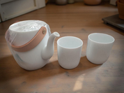 Traditionelles Teeset mit eleganter Teekanne und zwei Tassen, ideal für Teezeremonien und Teeliebhaber.