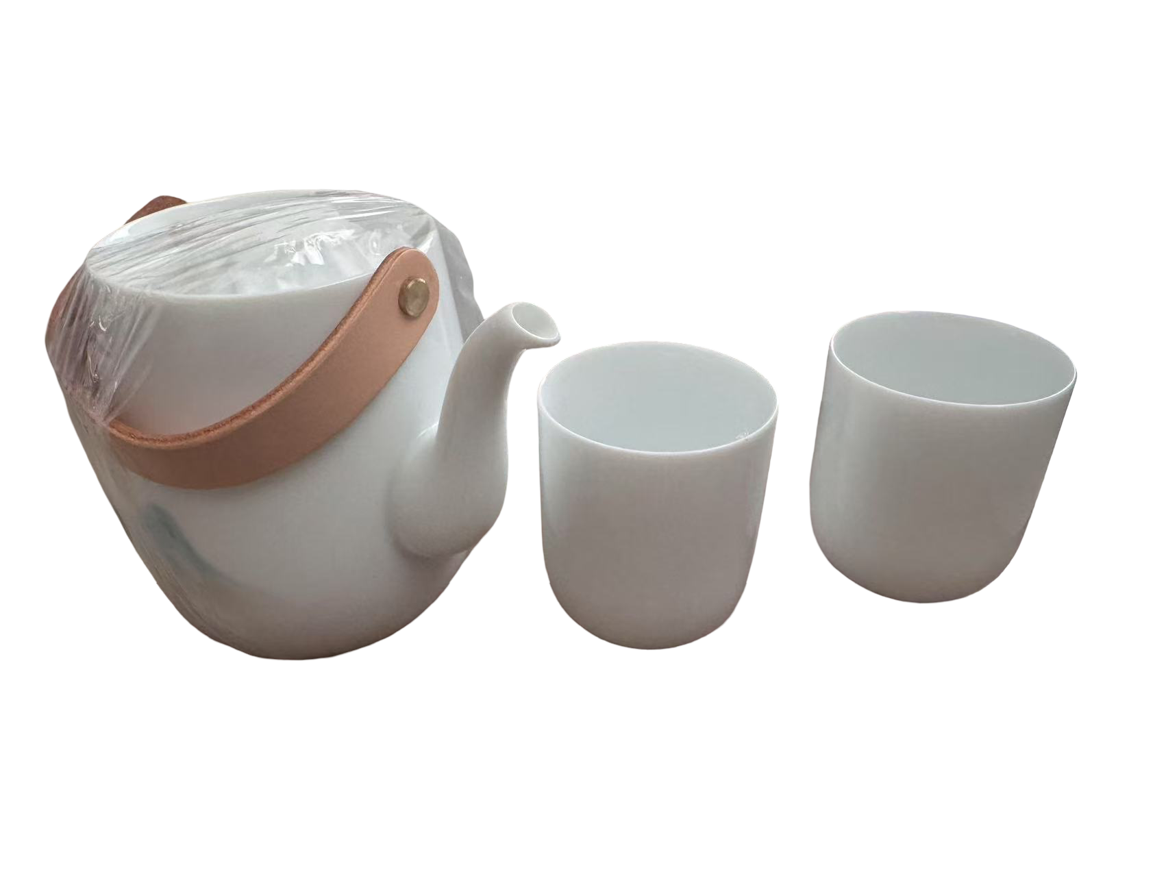 Elegantes Teeset mit Teekanne und zwei Tassen, ideal für traditionelle Teezeremonien.