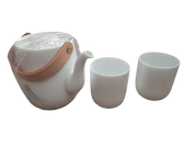 Elegantes Teeset mit Teekanne und zwei Tassen, ideal für traditionelle Teezeremonien.