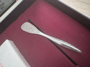 Eleganter Löffel in einer Geschenkbox, ideal für Teestunden und hochwertige Teekultur.