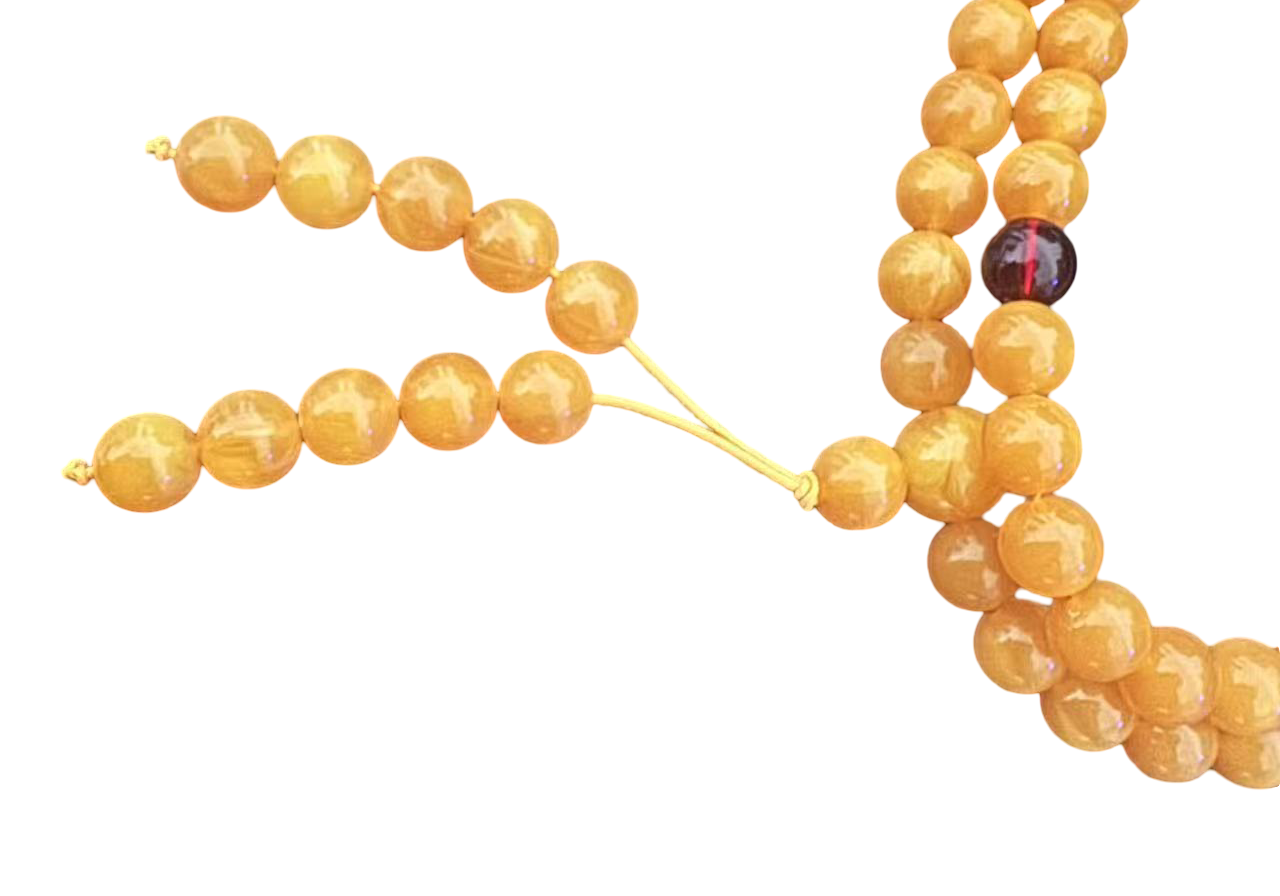 Tibetische Mala mit Kunst-Bernstein-Perlen, ideal für Meditation und als stilvolles Accessoire.