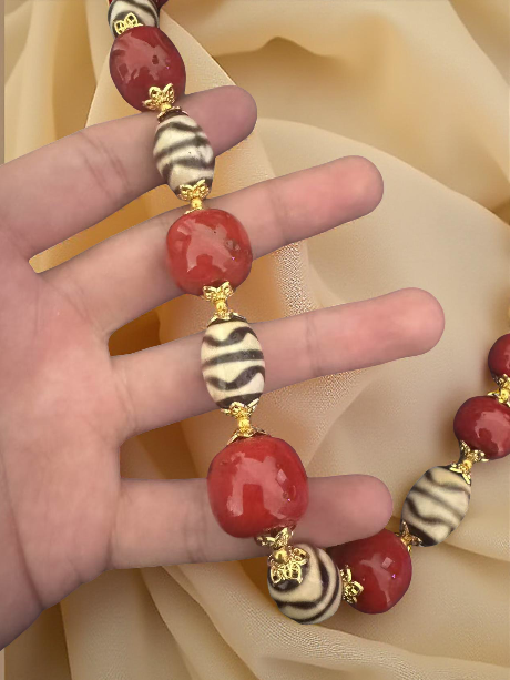 Tibetische Halskette mit Koralle – Handgefertigt & Traditionell